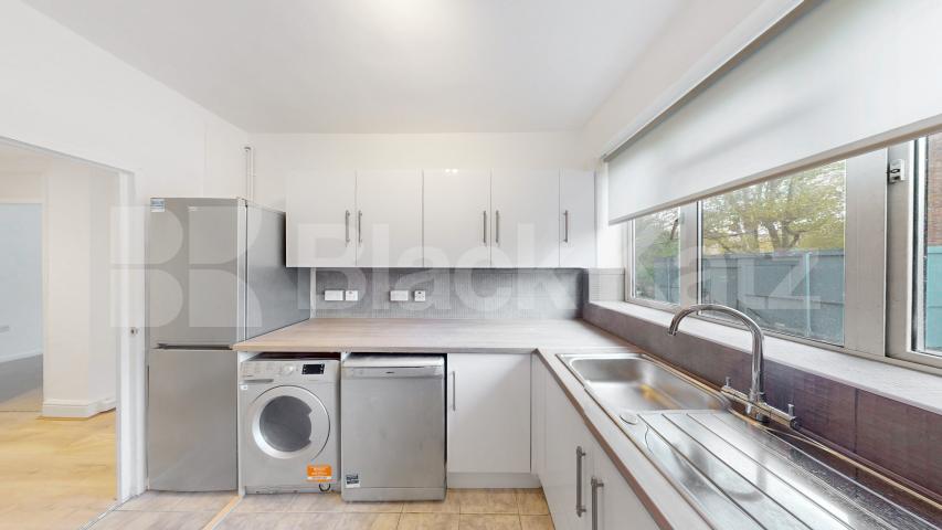 Newly refurbished three double bed flat in the heart of St Johns Wood St Johns Wood Road, St Johns Wood